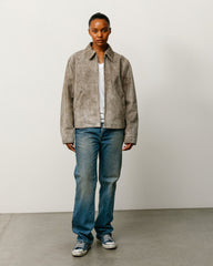 Garage Jacket Suede jacket in Suede, unisex boxy fit with quilted lining and zip closure.